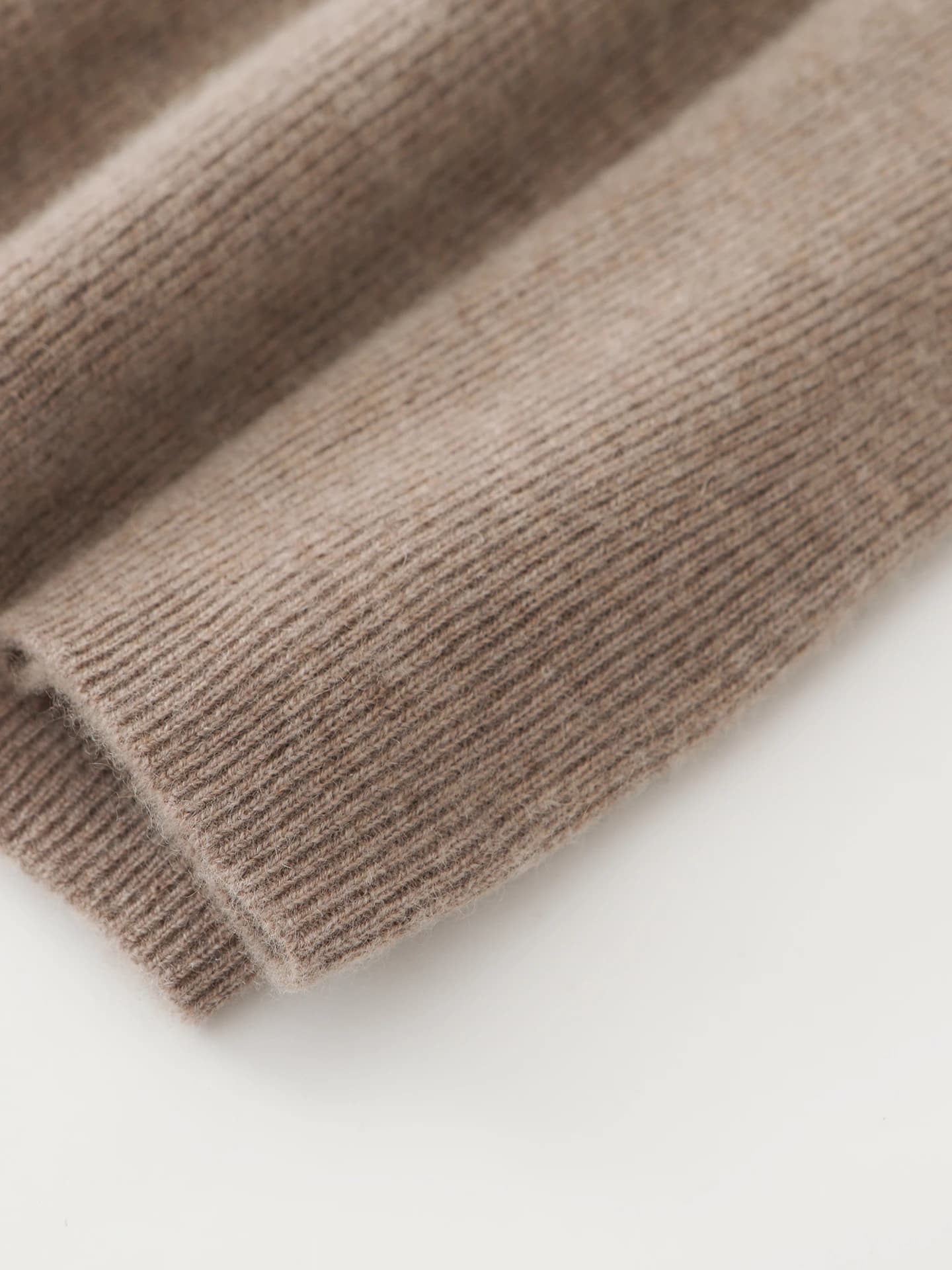 Seamless Slim-Fit Mock-Neck · DETAIL