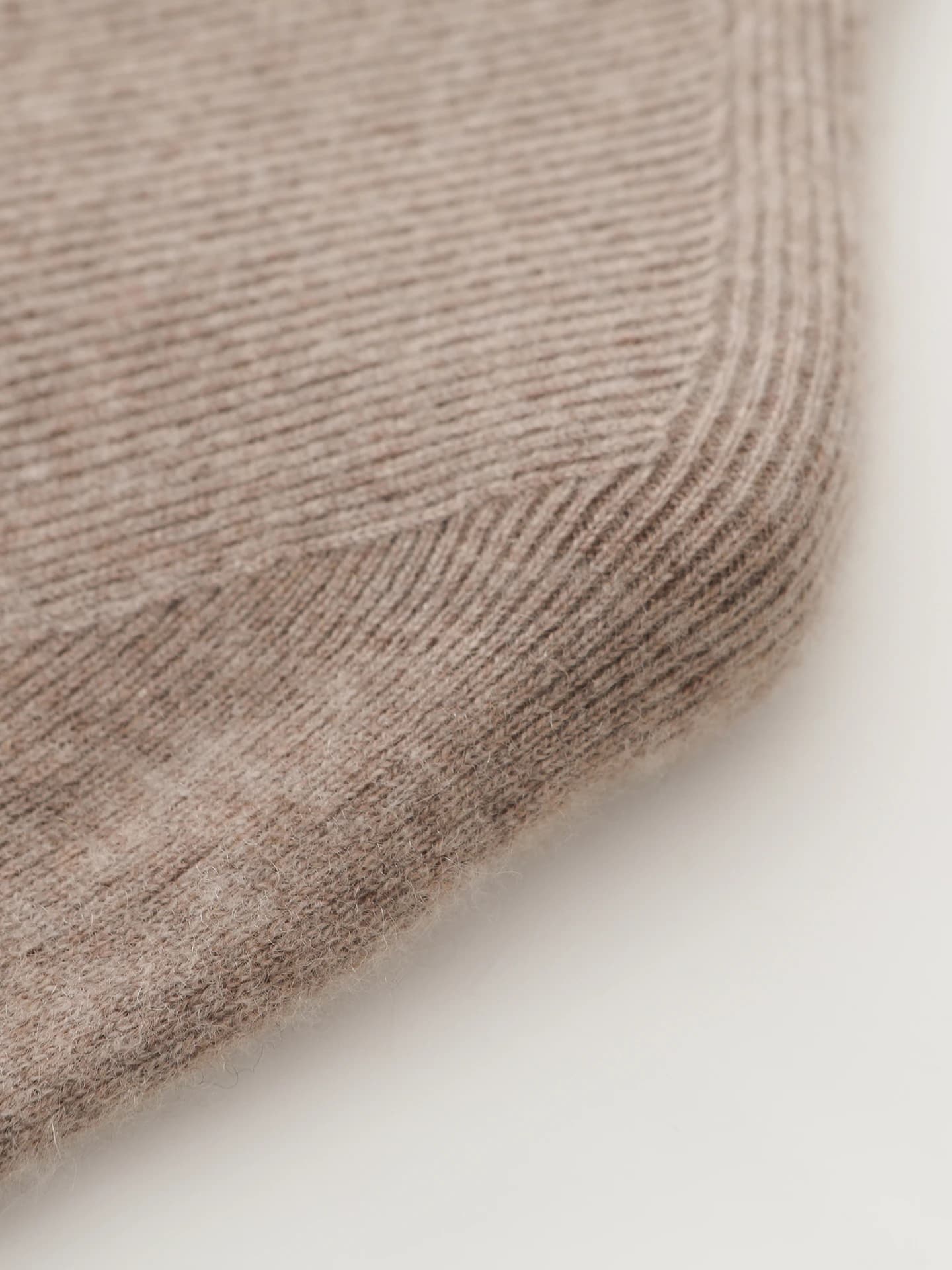 Seamless Slim-Fit Mock-Neck · DETAIL