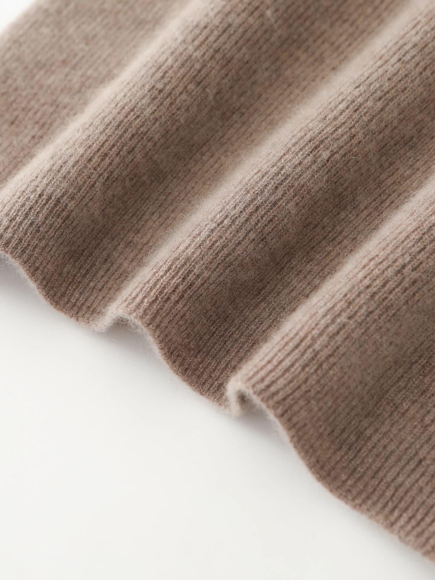 Seamless Slim-Fit Mock-Neck · DETAIL