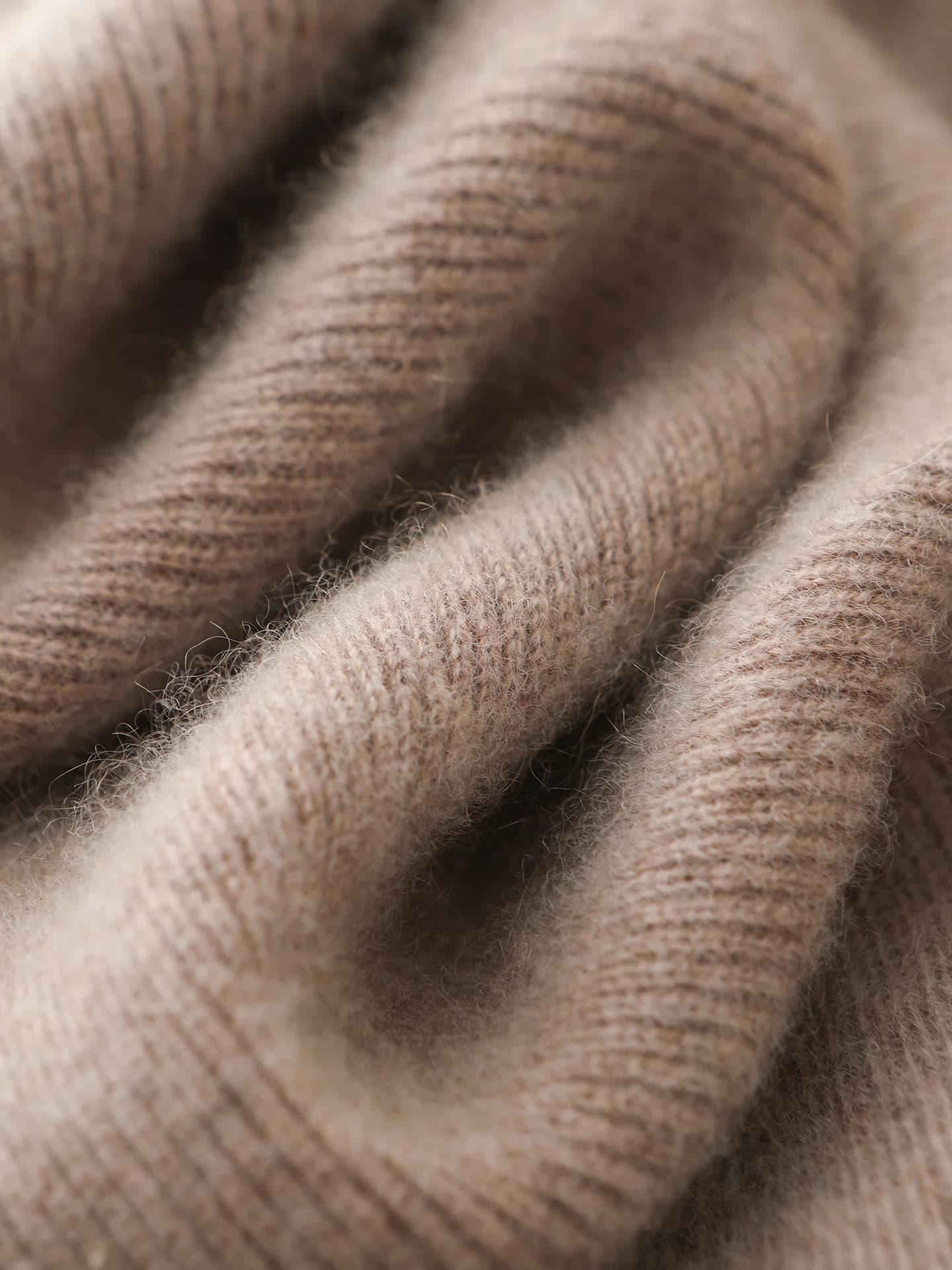 Seamless Slim-Fit Mock-Neck · DETAIL