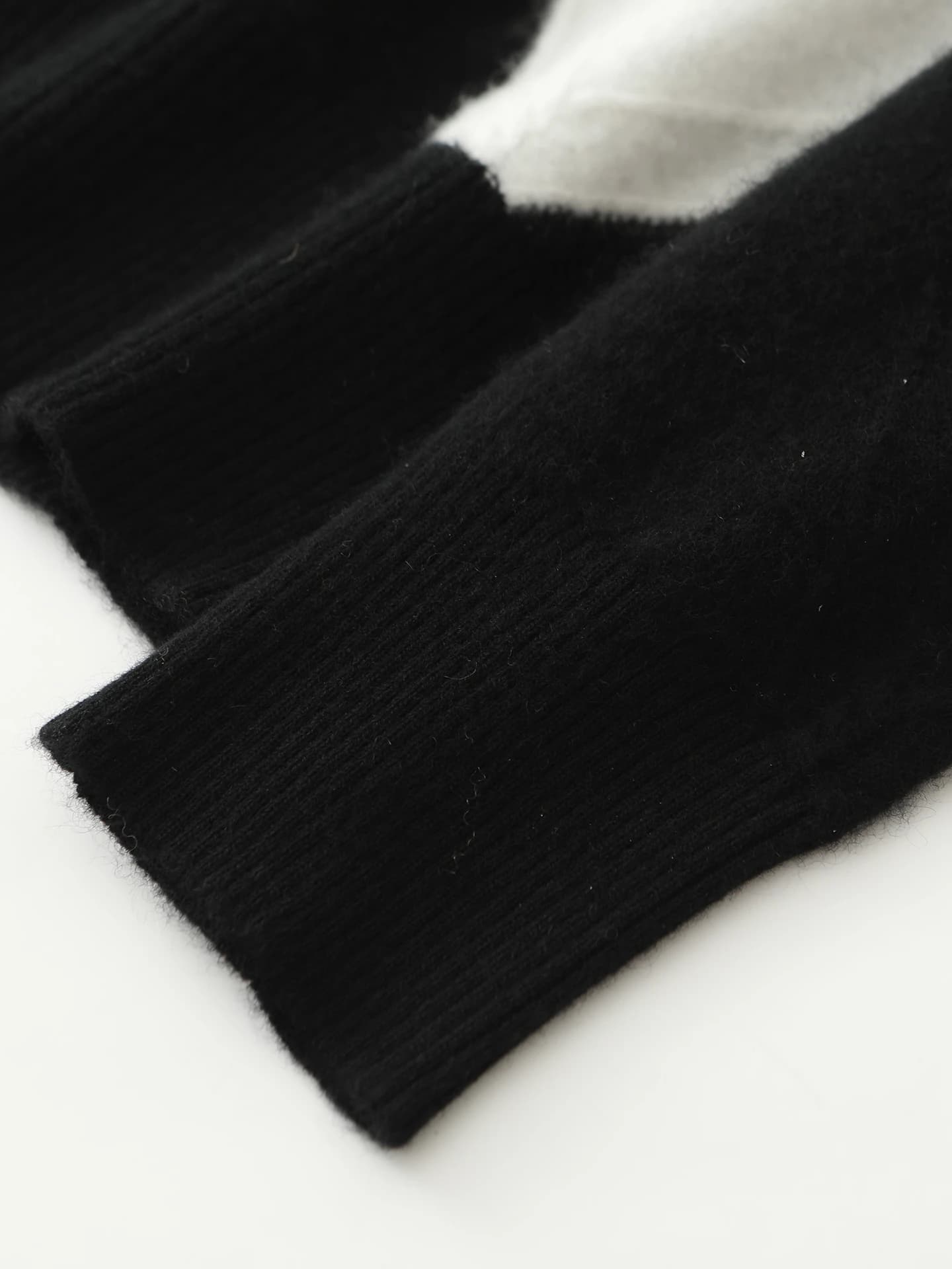 12-Gauge Crew-Neck Color-Block · DETAIL