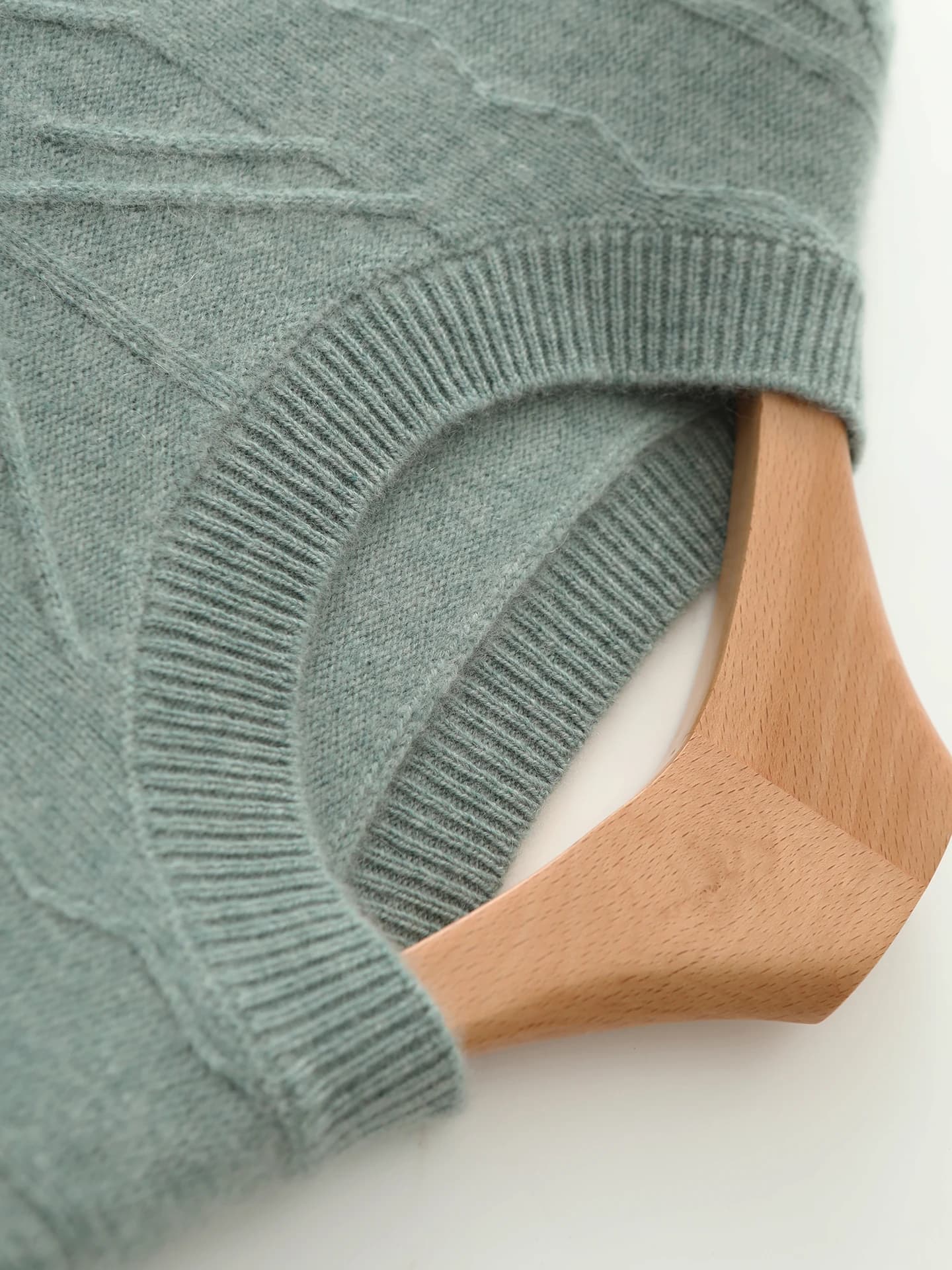 7-Gauge Heavyweight Crew-Neck Cable-Knit · DETAIL