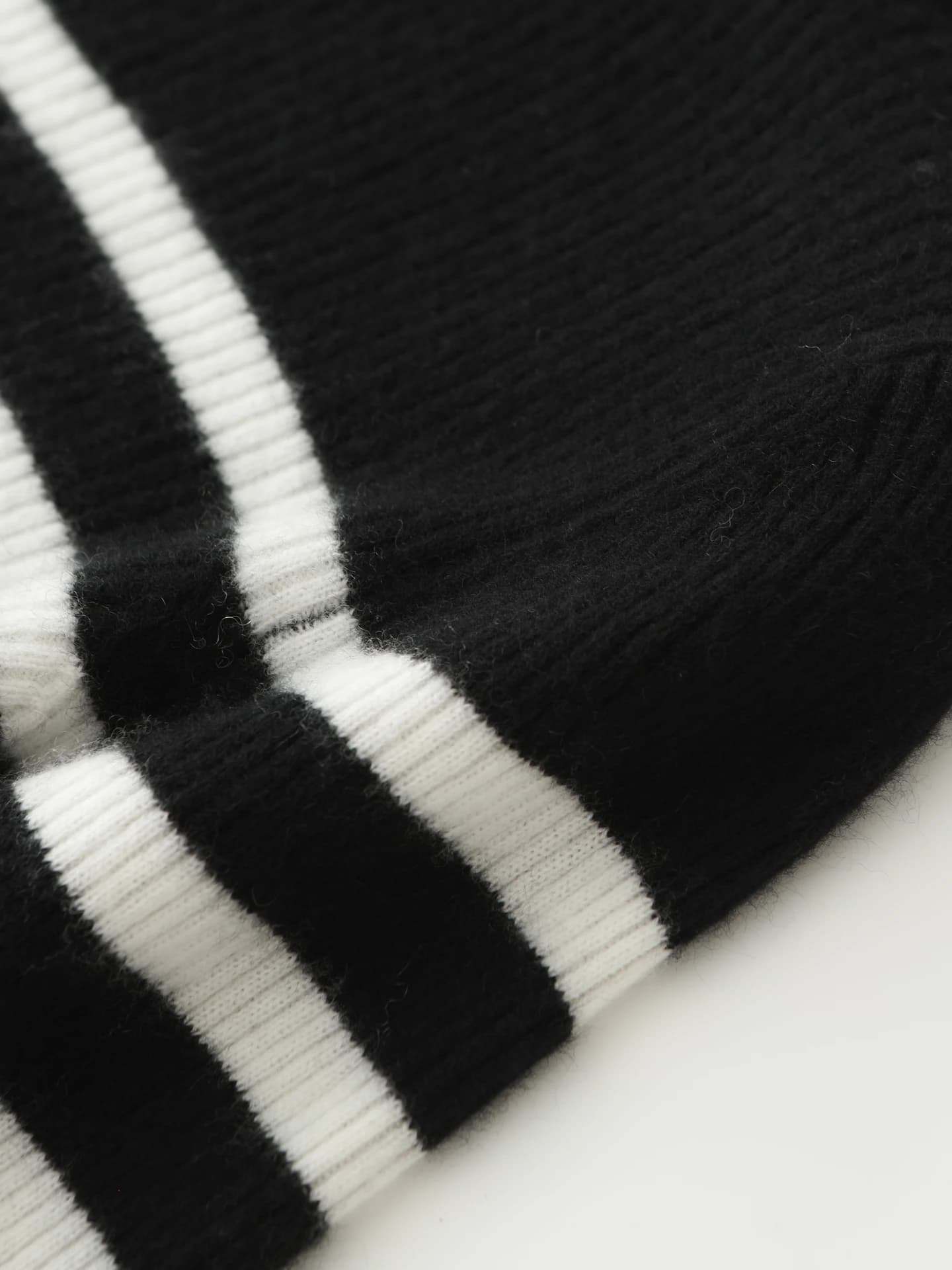 12-Gauge Turtleneck Striped · DETAIL