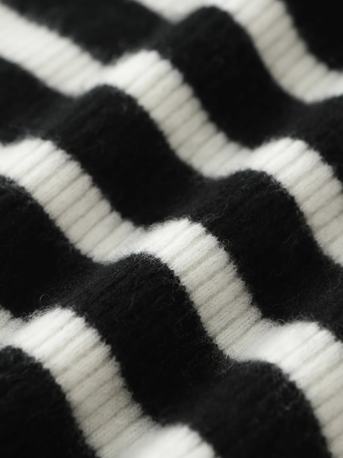 12-Gauge Turtleneck Striped · DETAIL