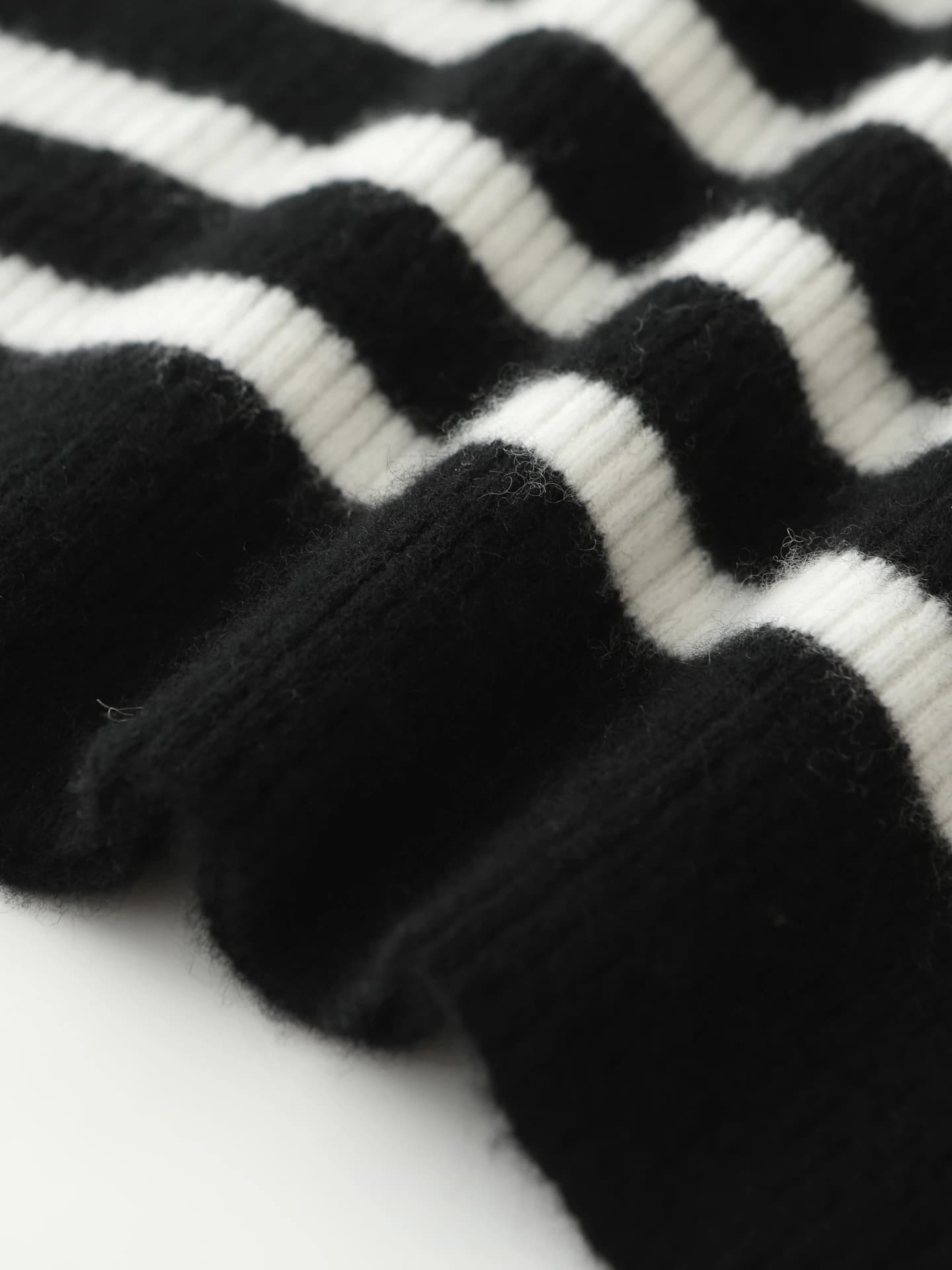 12-Gauge Turtleneck Striped · DETAIL