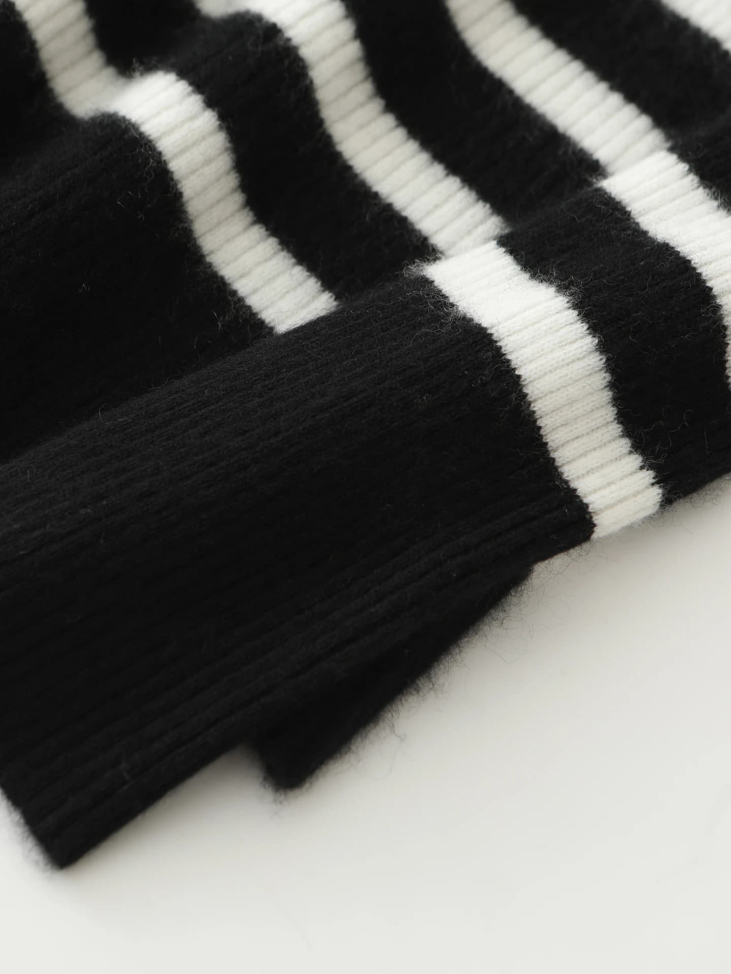 12-Gauge Turtleneck Striped · DETAIL