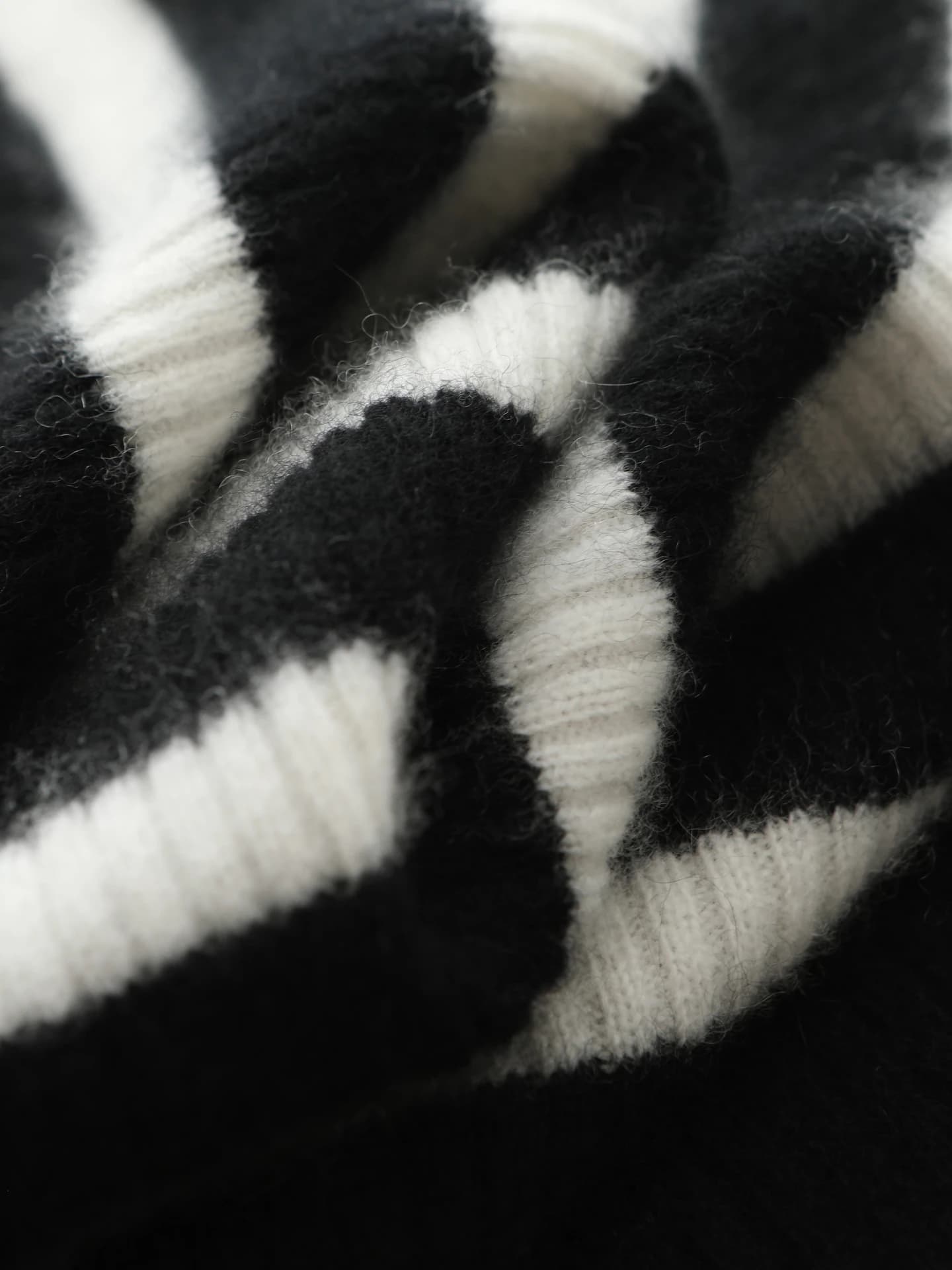 12-Gauge Turtleneck Striped · DETAIL