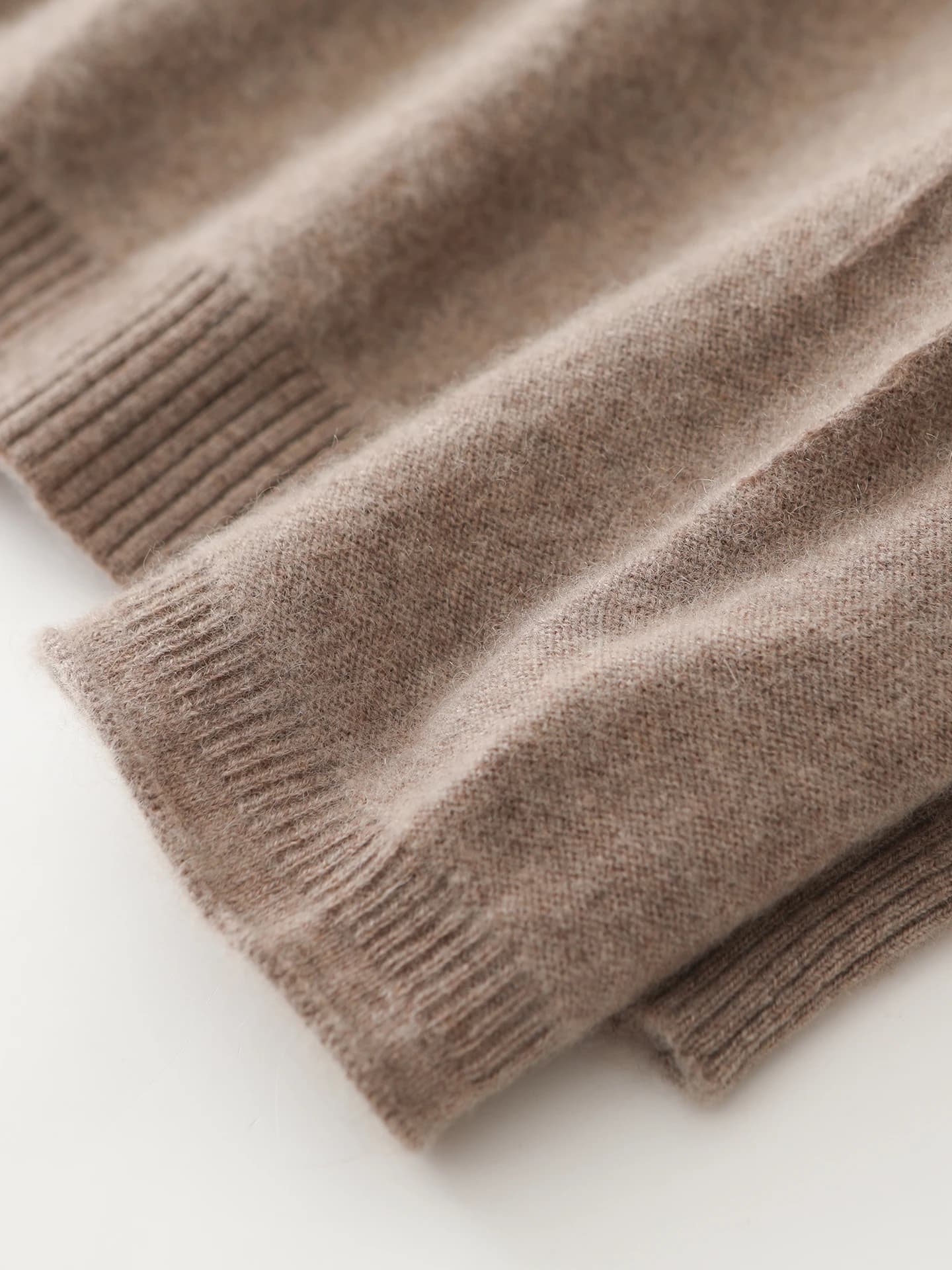 12-Gauge Slouch-Neck Reverse-Stitch · DETAIL