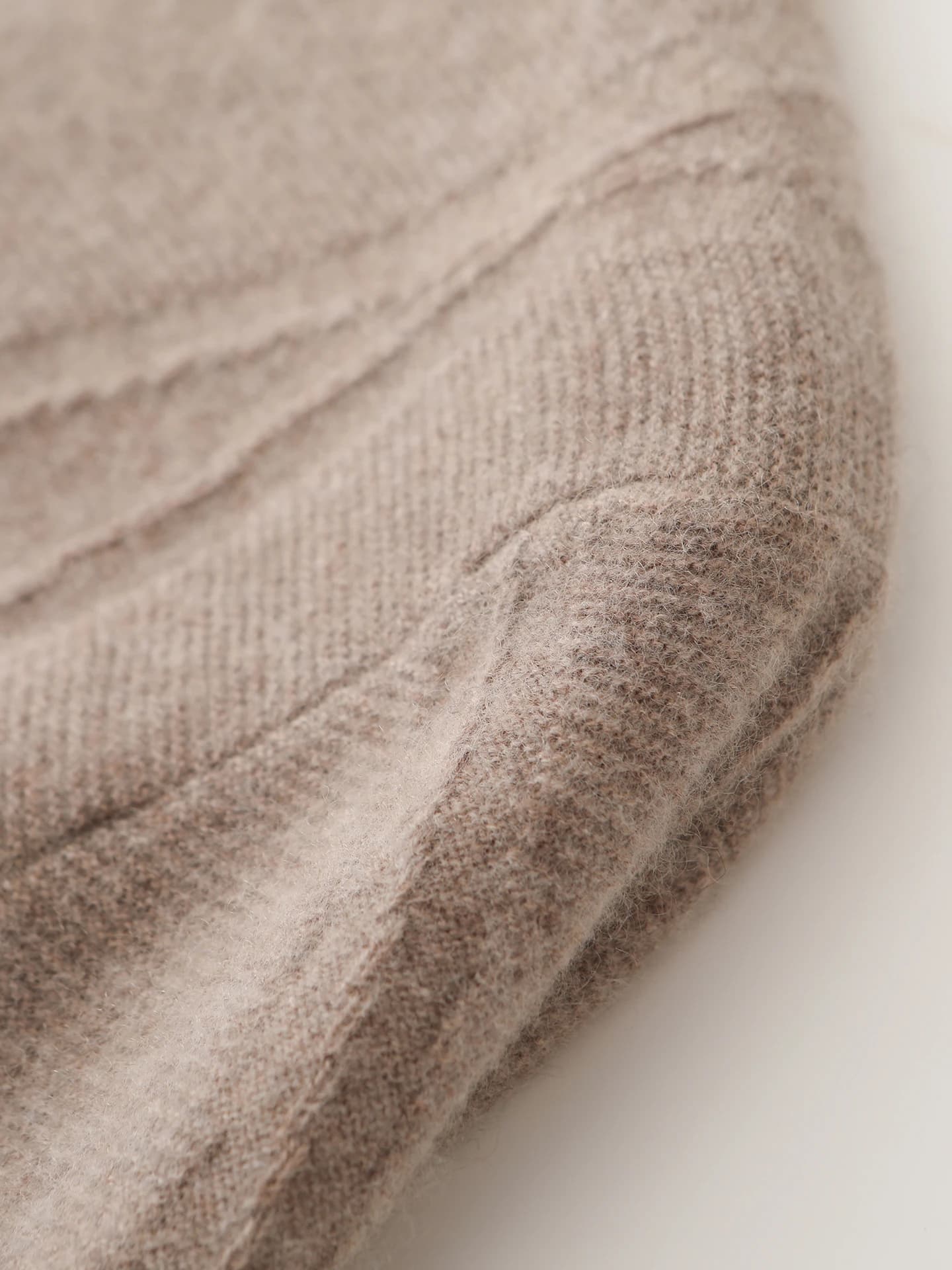 12-Gauge Slouch-Neck Reverse-Stitch · DETAIL