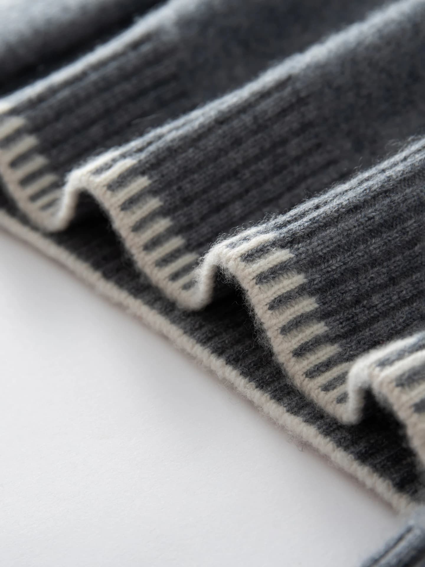 7-Gauge Crew-Neck Color-Block Neck-Cuff · DETAIL