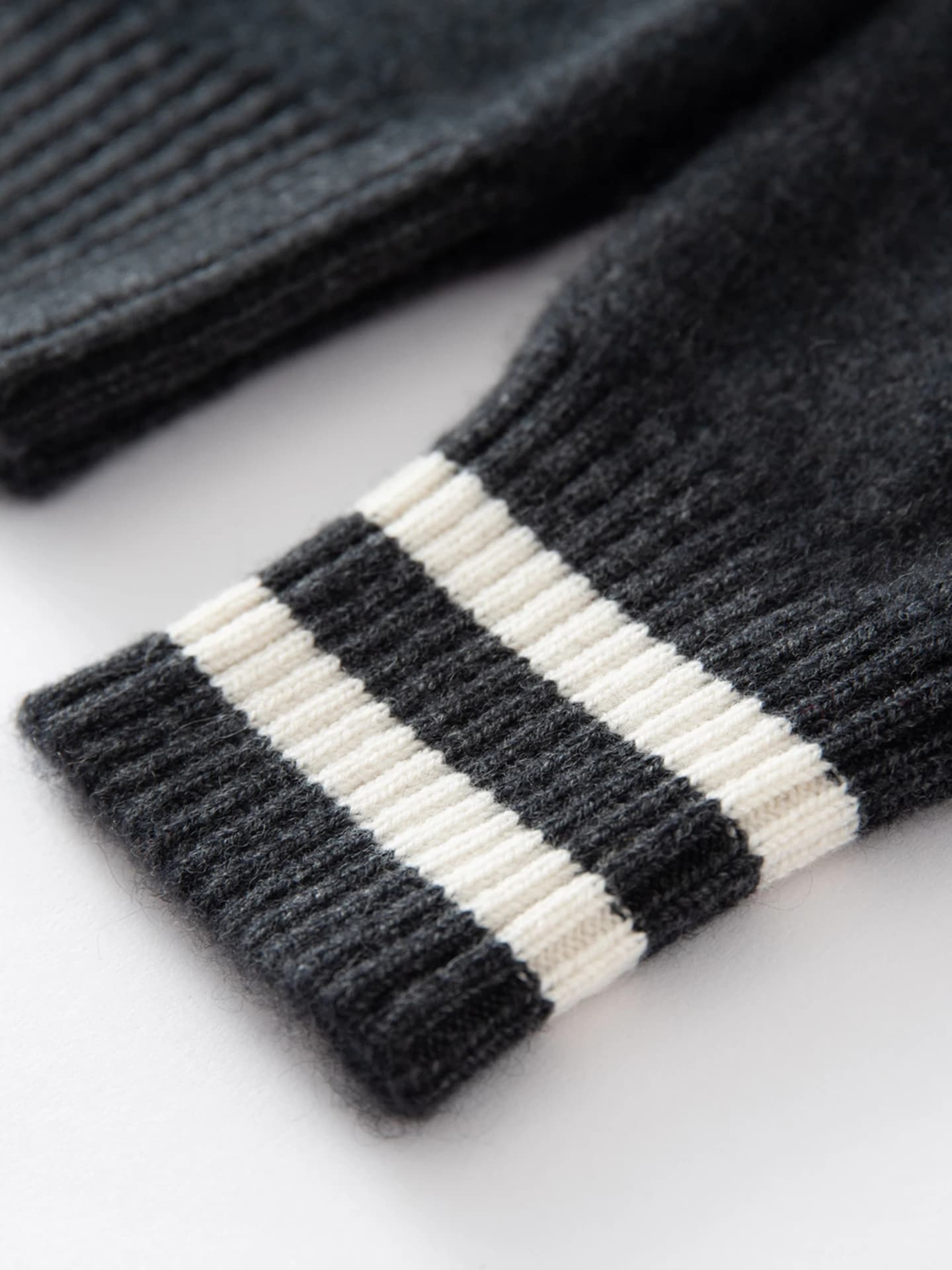 7-Gauge Mock-Neck Stand-Collar Zip · DETAIL