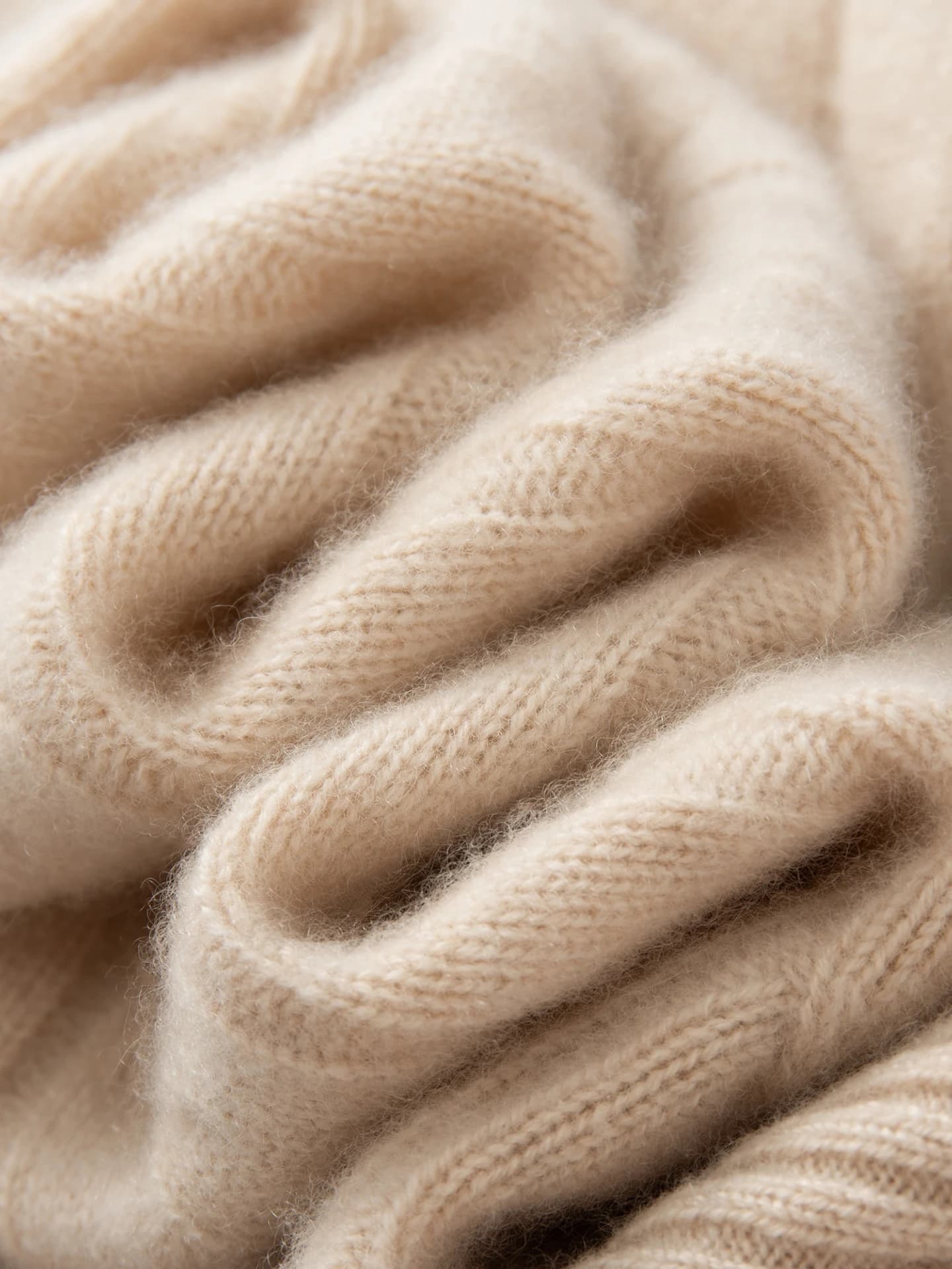 7-Gauge V-Neck Cable-Knit · DETAIL