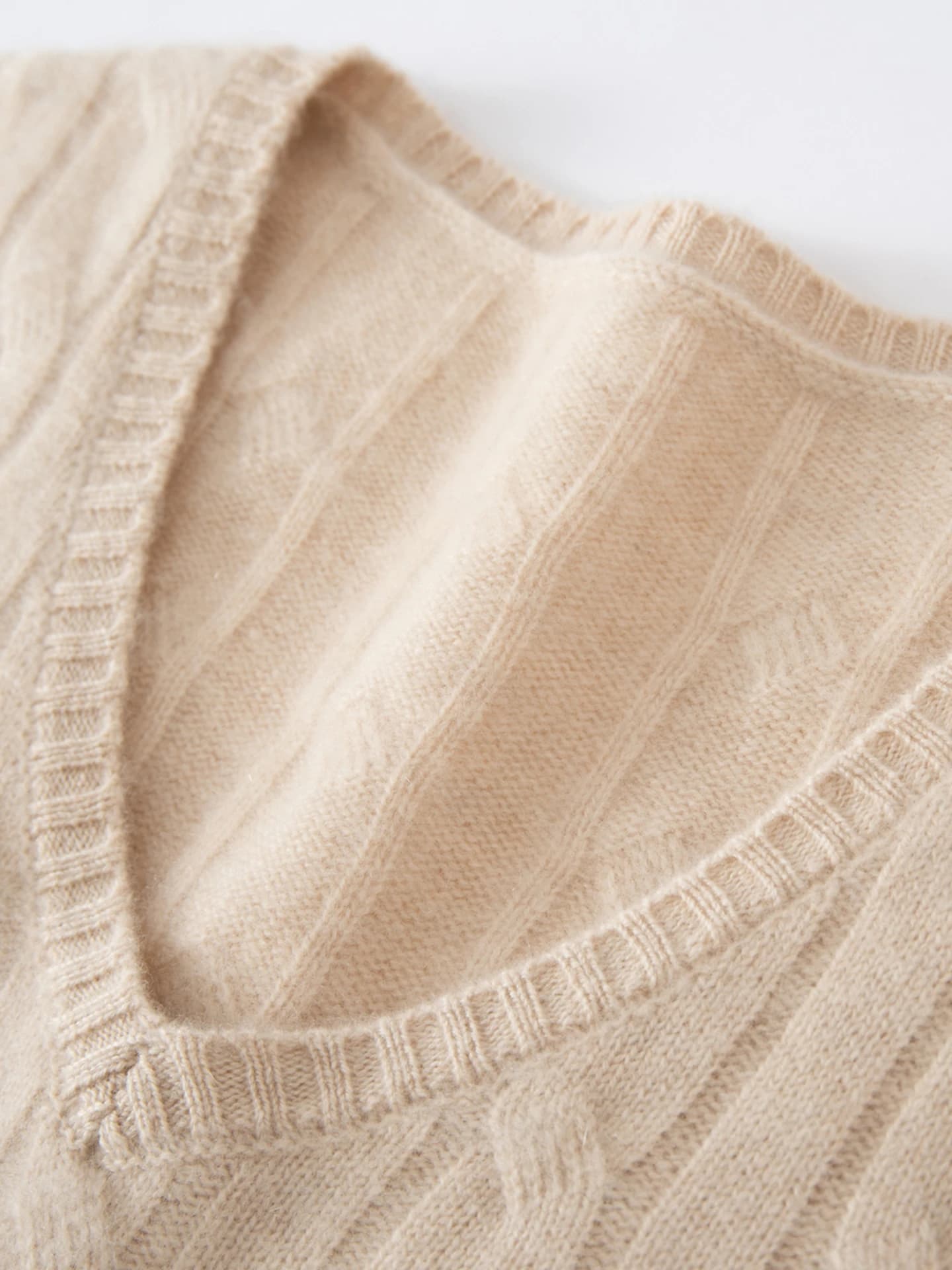 7-Gauge V-Neck Cable-Knit · DETAIL