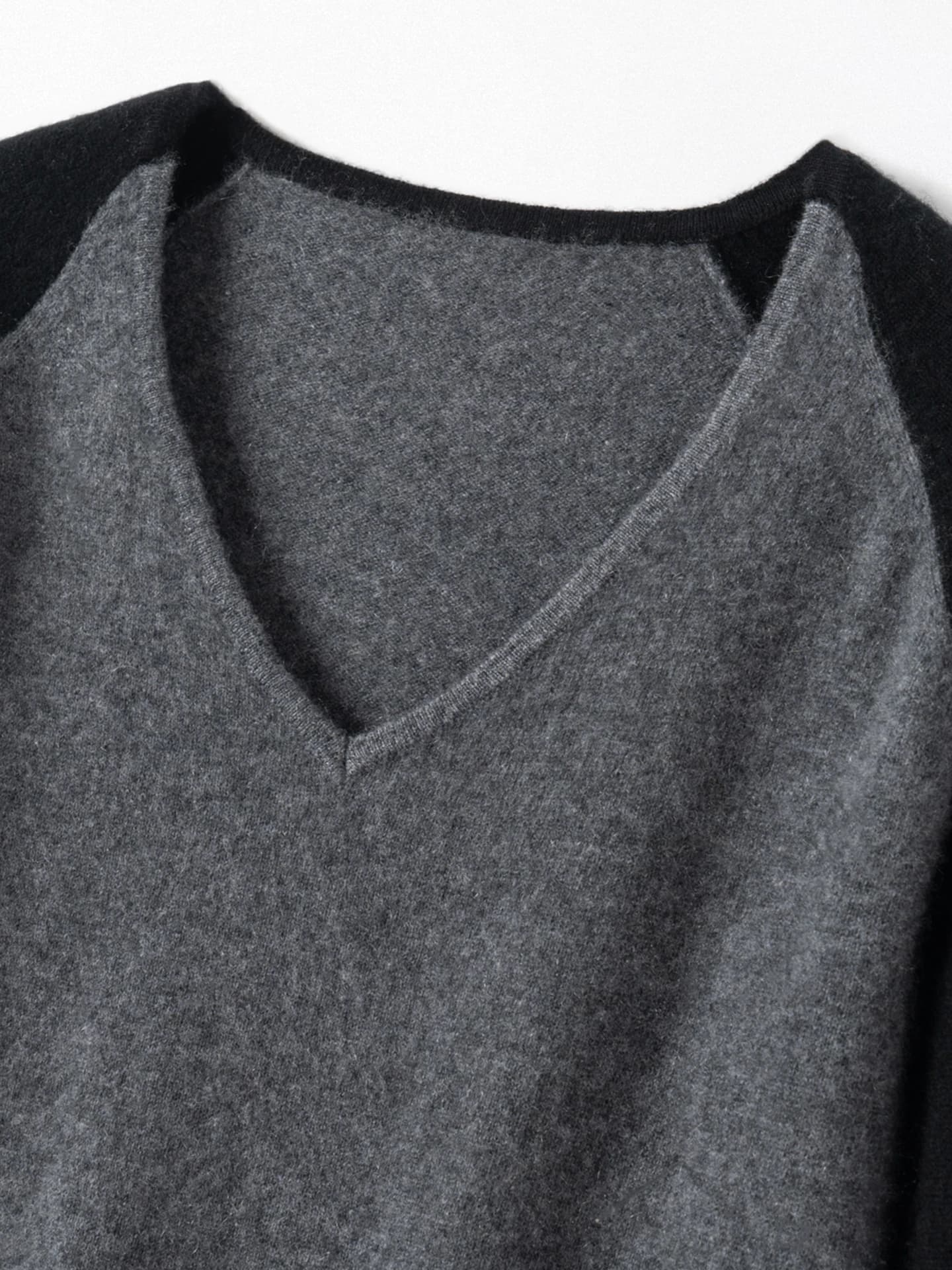 12-Gauge V-Neck Color-Block · DETAIL