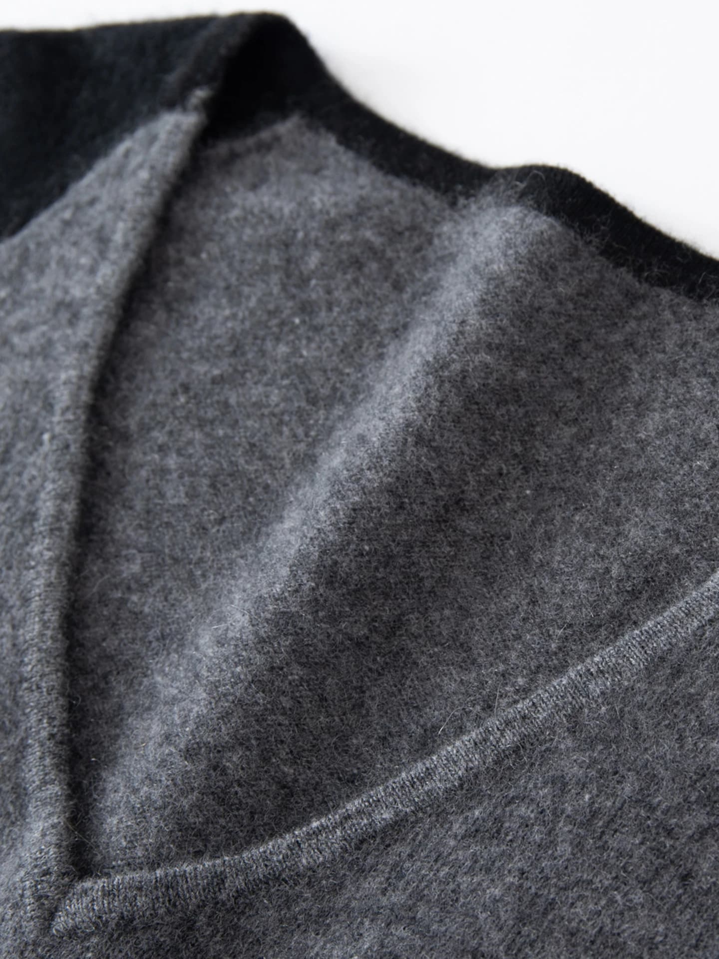 12-Gauge V-Neck Color-Block · DETAIL