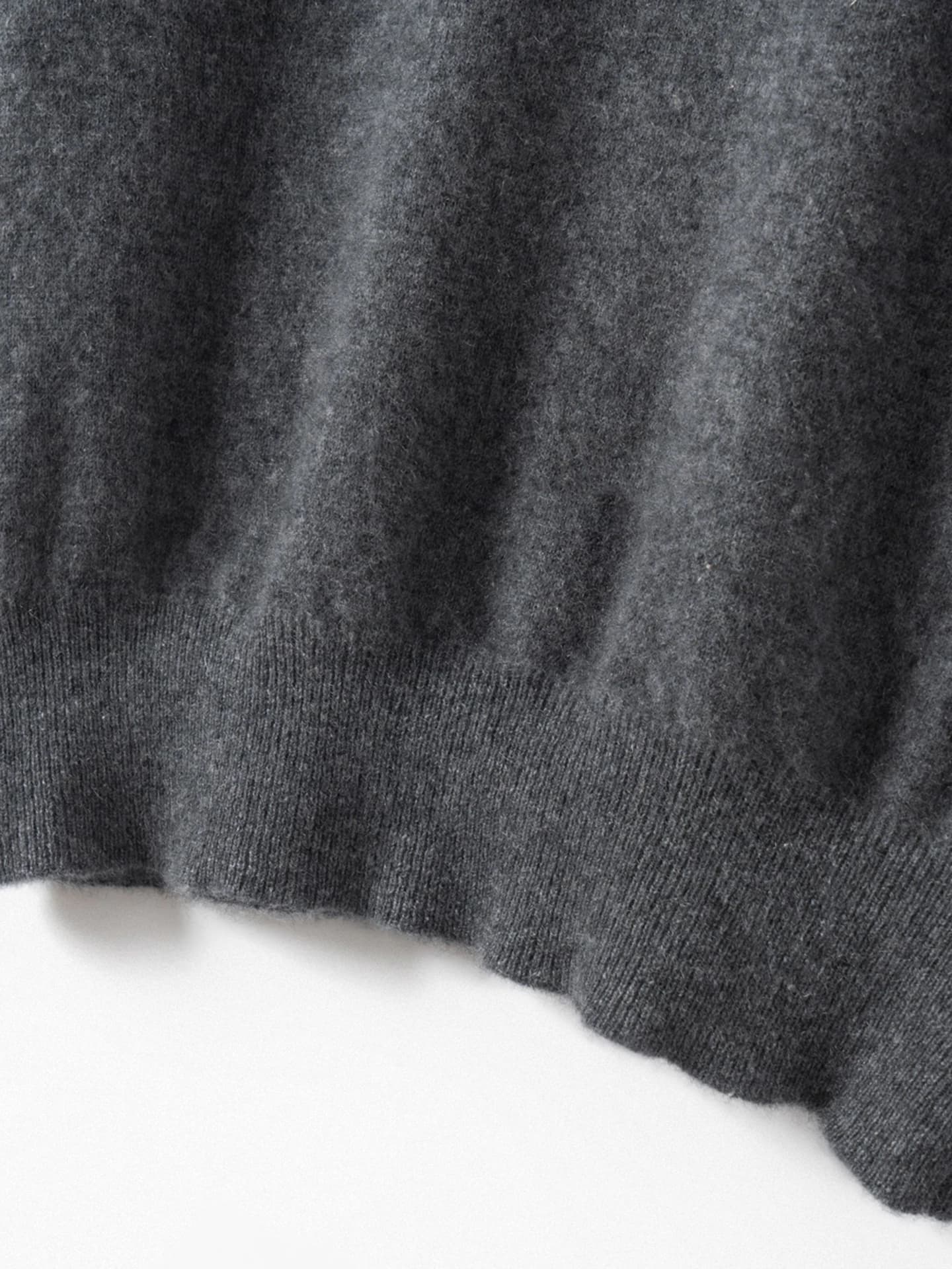 12-Gauge V-Neck Color-Block · DETAIL