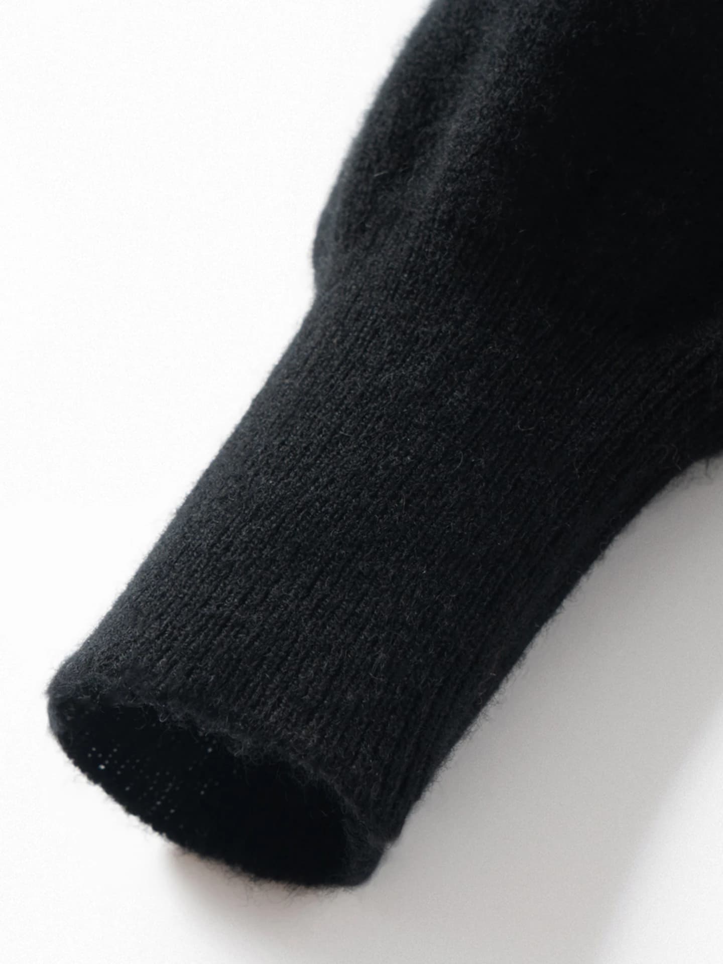 12-Gauge V-Neck Color-Block · DETAIL